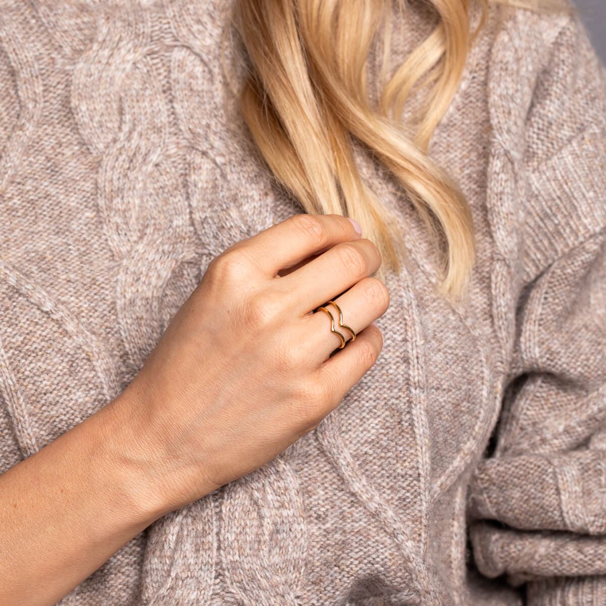 24K Wire V Duet Ring on model